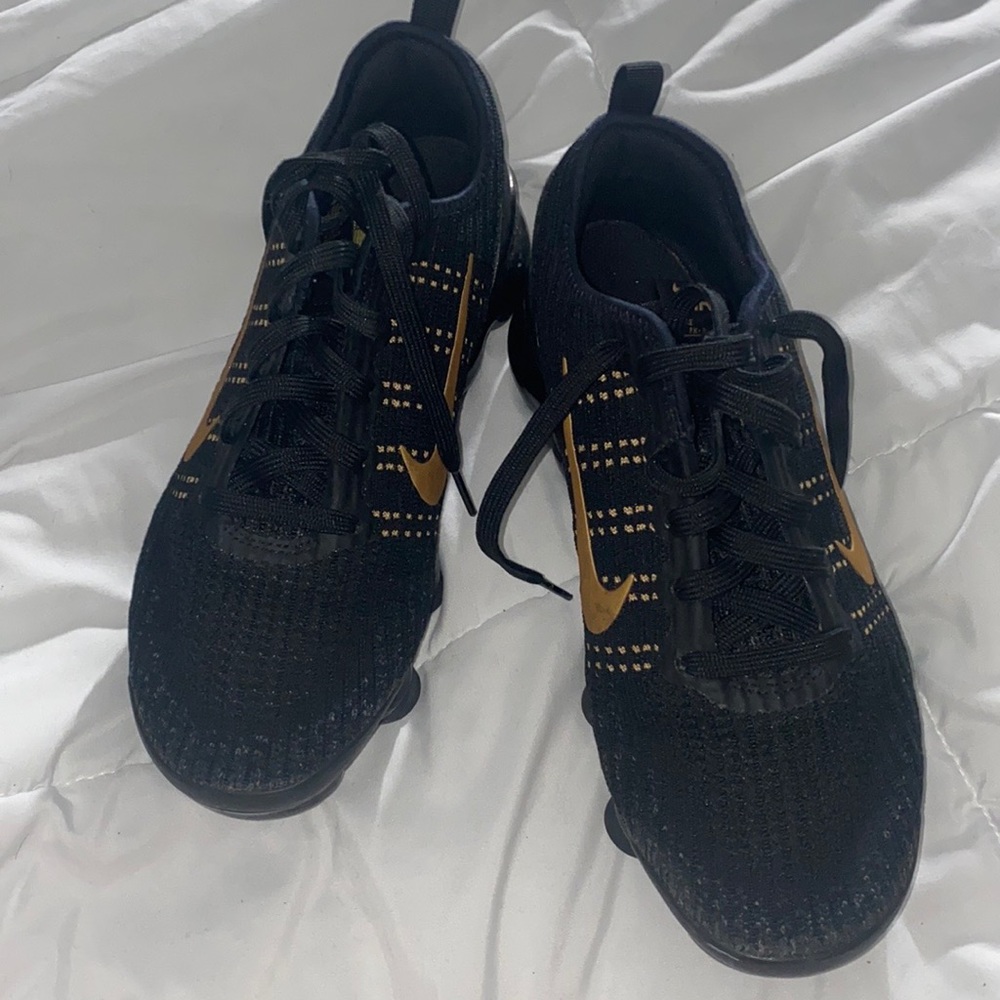 Black and gold vapormax